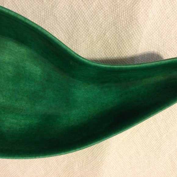 Handmade Green ceramic dish long bowl leaf shaped glossy signed - Picture 4 of 9